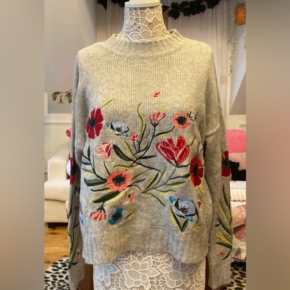 Romeo + Juliet Crewneck Floral Embroidered Sweater Size S EUC - Picture 10 of 11